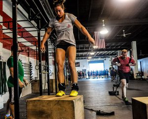 Crossfit Klasse 300x240 - Wie CrossFit mehrere unterschiedliche Kraftsportarten kombiniert