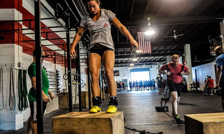 Crossfit Klasse 750x450 - Wie CrossFit mehrere unterschiedliche Kraftsportarten kombiniert