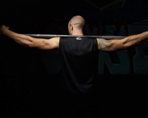 Kraftdreikampf 300x240 - Was ist der Unterschied zwischen Powerlifting und Bodybuilding?